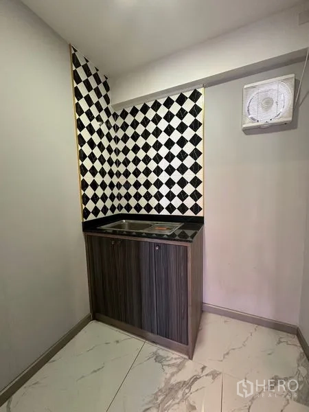 Retail Space for rent in Bang Na, Bangkok - Compact pantry with sink, cabinet and black-and-white checkered backsplash for staff use.