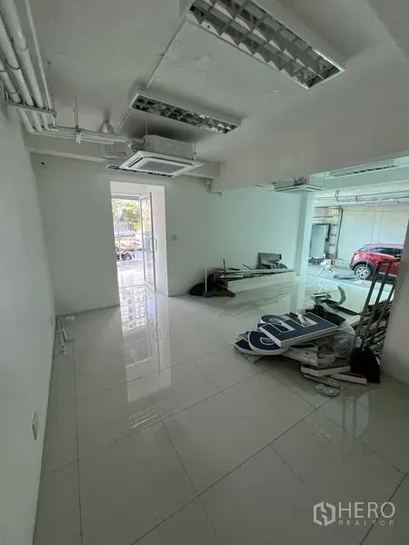 Retail Space for rent in Bang Rak, Bangkok - Front section of the shop with a glass door to outside and natural light, ready for fit-out.