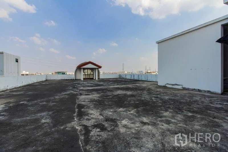 办公空间 出租或出售在Huai Khwang, Bangkok - 屋顶露台，开阔城市景观，小型拱形亭。