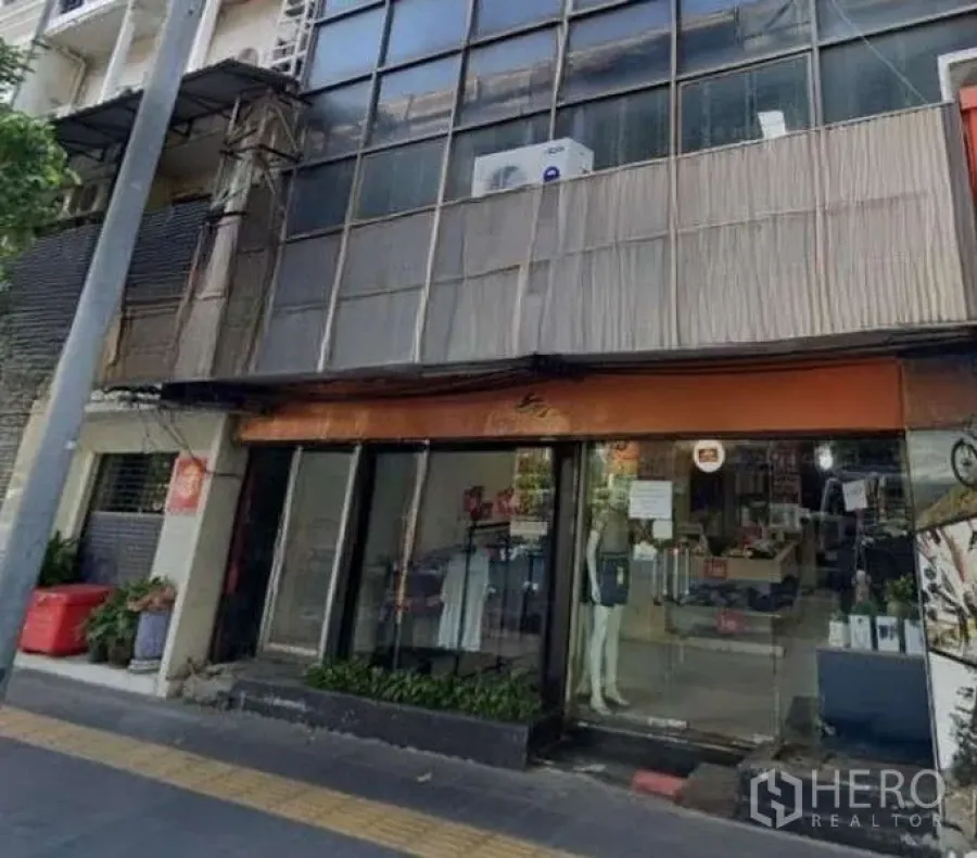 Shophouse for rent - Street-facing shophouse facade with large glass storefront and upper windows in Khlong Toei.