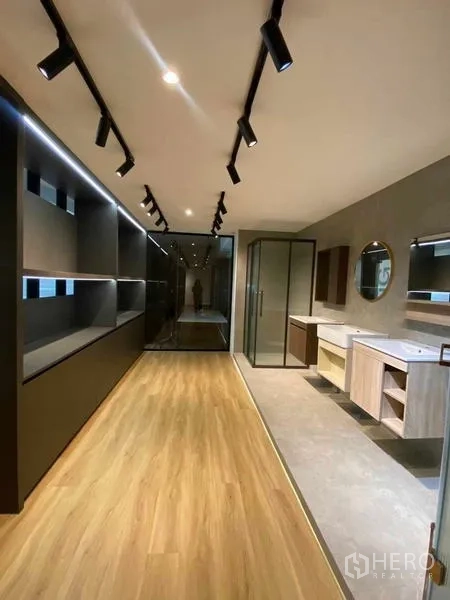 Home Office for rent in Wang Thonglang, Bangkok - Corridor with built-in display shelves, vanity sinks and mirrors under track lights