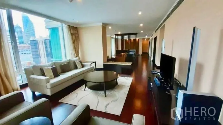 Condominium for rent in Pathum Wan, Bangkok - Open-plan living area with sofas, TV console and skyline views at The Park Chidlom.