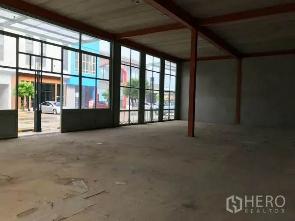Retail Space for rent in Bang Na, Bangkok - Open-plan corner retail space with expansive glazing facing the internal plaza.