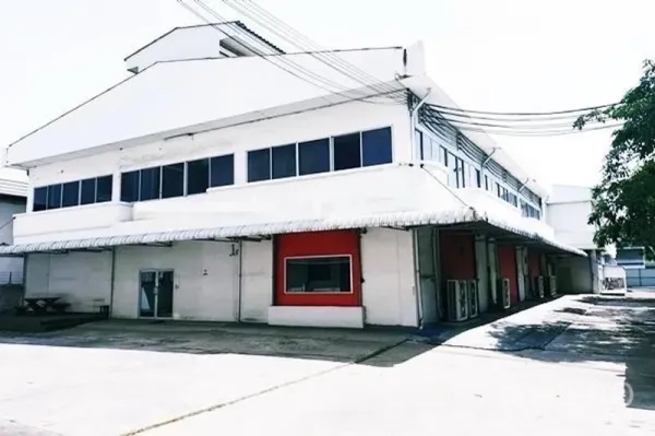 Office Space for rent in Huai Khwang, Bangkok - Low-rise office building exterior in Huai Khwang with long covered loading bay and wide driveway.
