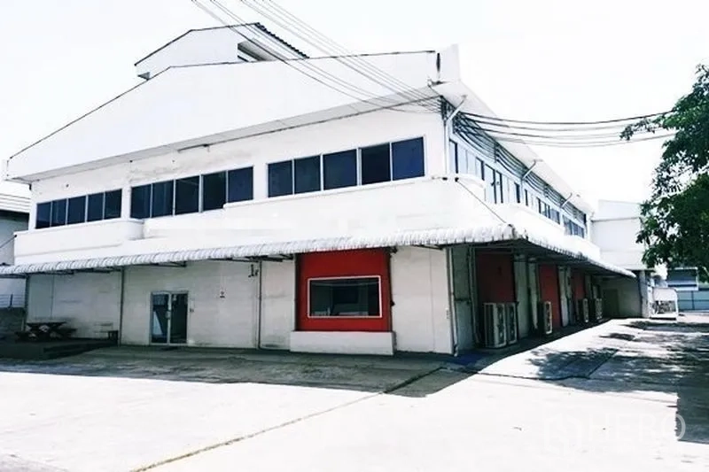 Office Space for rent in Huai Khwang, Bangkok - Low-rise office building exterior in Huai Khwang with long covered loading bay and wide driveway.