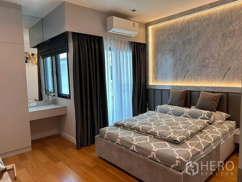 บ้าน ให้เช่าในPrawet, Bangkok - ห้องนอนแขก ผนังลายหินพร้อมไฟซ่อน และผ้าม่านกันแสง