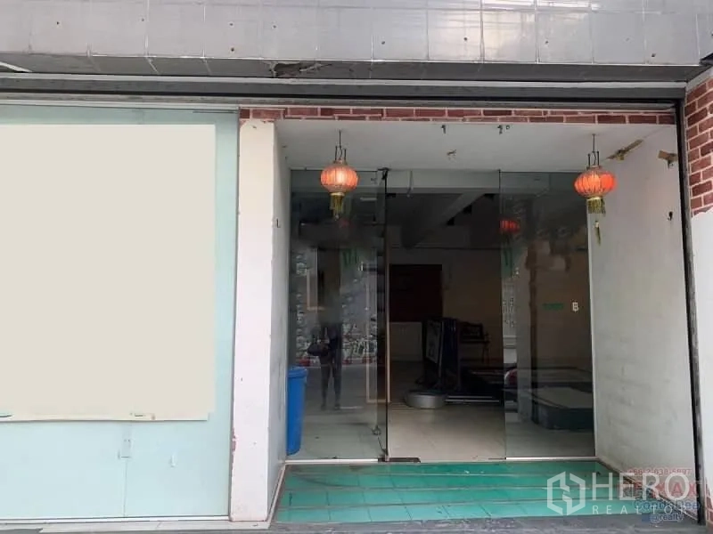 Retail Space for rent in Watthana, Bangkok - Glass-front entrance with double doors and hanging lanterns leading into the retail unit.