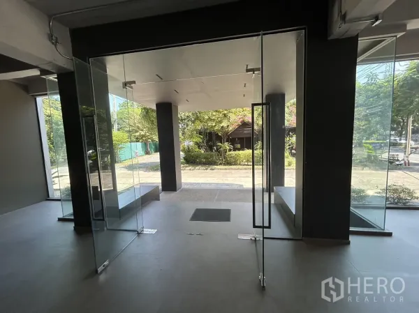 Retail Space for rent in Suan Luang, Bangkok - View from inside the showroom through double glass doors to the landscaped forecourt and street.