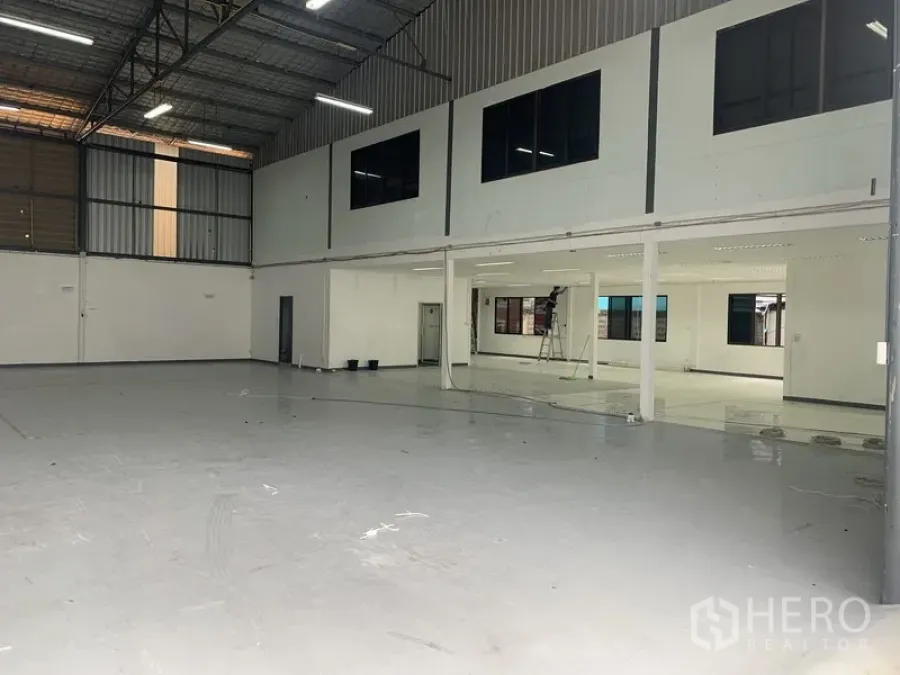 Warehouse for rent in Suan Luang, Bangkok - Open-plan warehouse with high steel roof and mezzanine offices