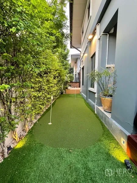 Detached House for rent - Narrow side yard featuring an artificial grass putting green beside the house.