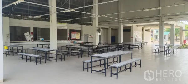 โรงงาน ขายในMueang Samut Sakhon, Samut Sakhon - โรงอาหารกึ่งเปิดโล่ง โต๊ะยาวและม้านั่ง ใต้เพดานสูง