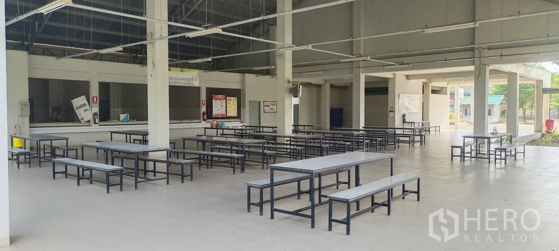 โรงงาน ขายในMueang Samut Sakhon, Samut Sakhon - โรงอาหารกึ่งเปิดโล่ง โต๊ะยาวและม้านั่ง ใต้เพดานสูง