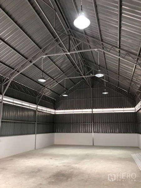 货栈 出租在Bueng Kum, Bangkok - 仓库内部高挑钢结构天花，配高棚灯照明