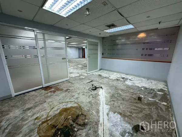 Office Space for rent in Khlong Toei, Bangkok - Meeting room with frosted sliding glass doors and grid ceiling, ready for customization.