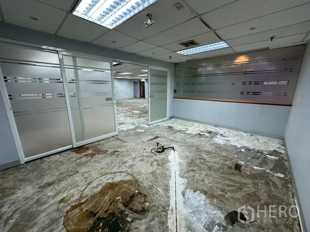 Office Space for rent in Khlong Toei, Bangkok - Meeting room with frosted sliding glass doors and grid ceiling, ready for customization.