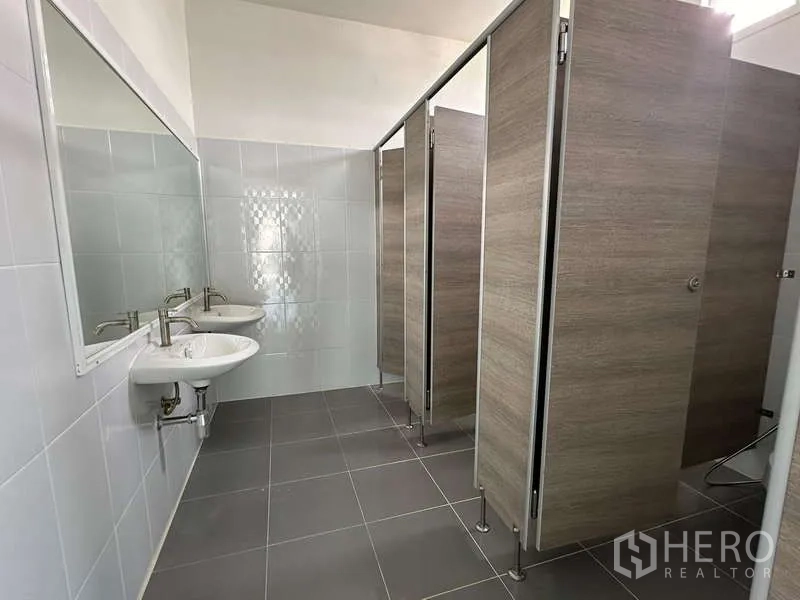 Warehouse for rent in Mueang Samut Prakan, Samut Prakan - Clean staff restrooms with tiled walls, basins and private cubicles.
