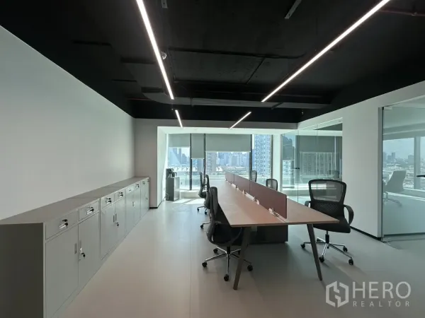 Office Space for rent in Din Daeng, Bangkok - Collaborative workstation area with linear lights and glass partitions.
