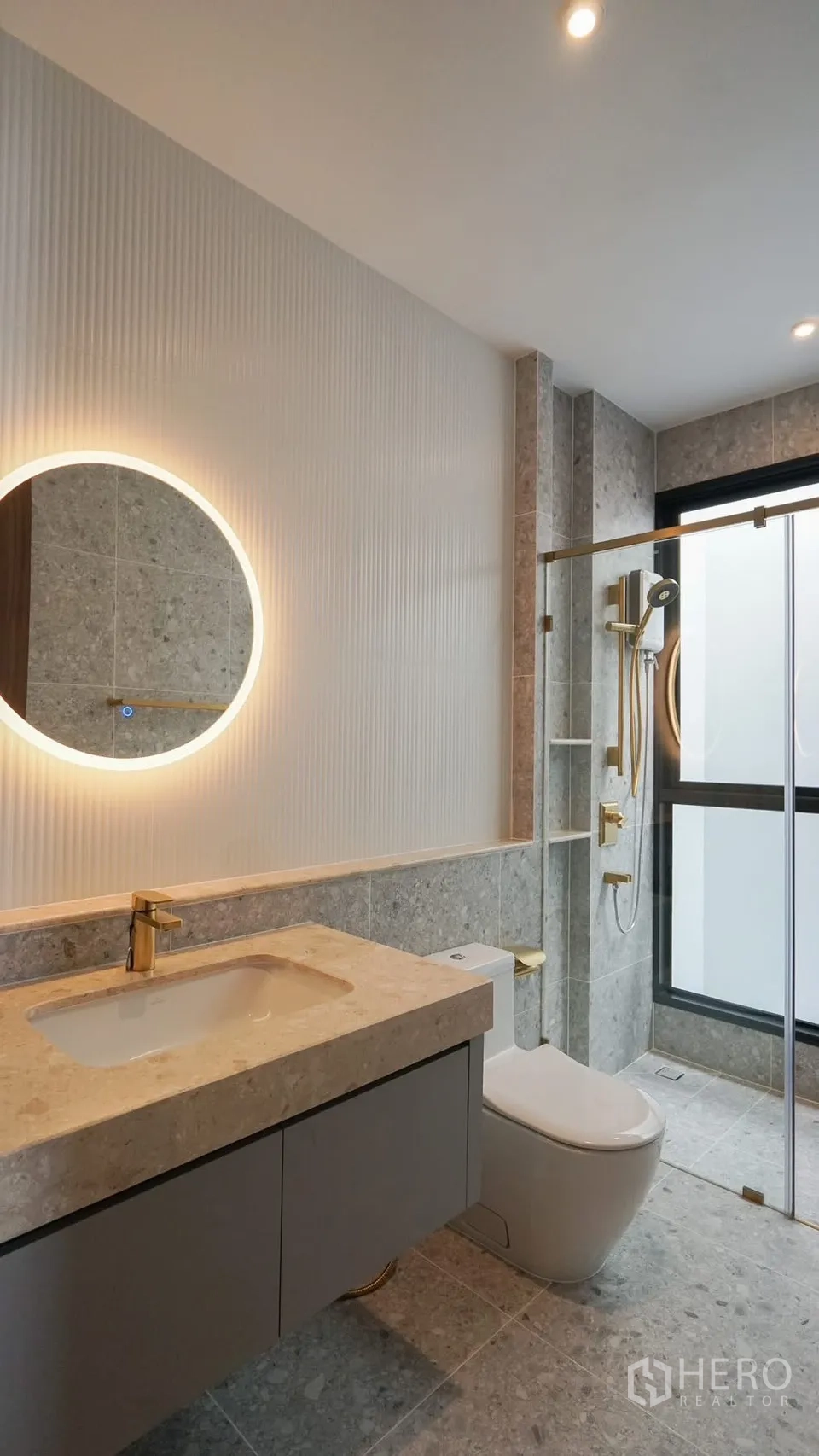 Detached House for rent or sale in Bang Kapi, Bangkok - Spacious bathroom with freestanding tub and glass-enclosed shower area.