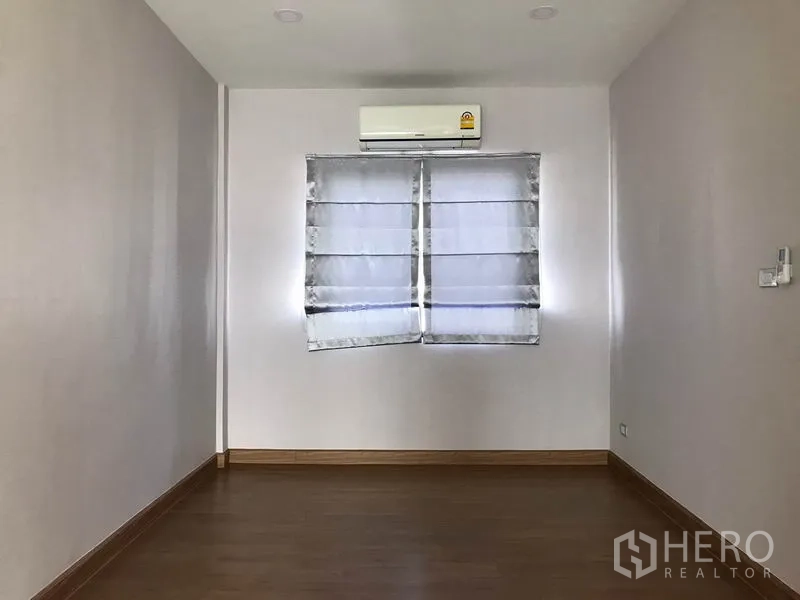 独立式住宅 出租在Bang Phli, Samut Prakan - 空房卧室，木地板、罗马帘与壁挂空调。