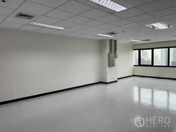 สำนักงาน ให้เช่าในBang Na, Bangkok - สำนักงานแปลนโล่ง พื้นเงา ฝ้าเพดานทีบาร์ พร้อมหน้าต่างบานกว้างรับแสงธรรมชาติ