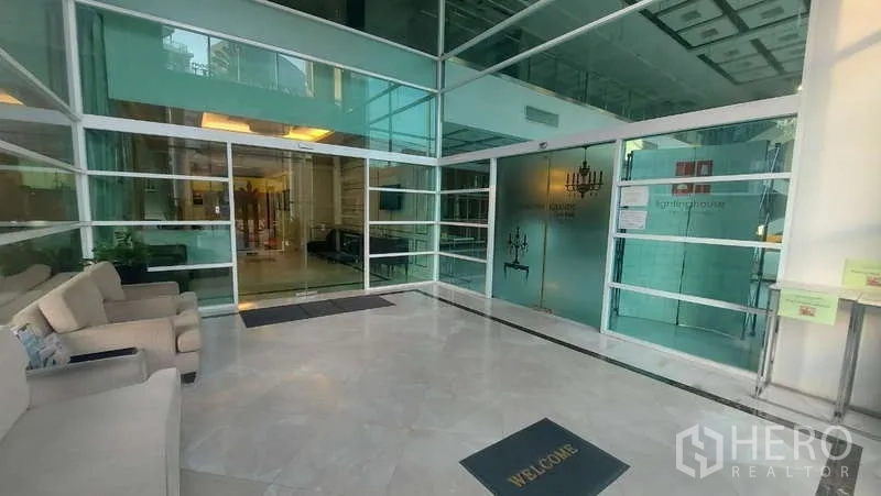 Retail Space for rent in Watthana, Bangkok - Glass-walled lobby with sofas and sliding doors at a modern retail building entrance in Thonglor