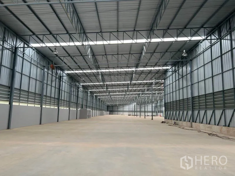 货栈 出租在Lat Krabang, Bangkok - 纵深视角的长仓储通道，高挑屋顶与无遮挡的操作空间。