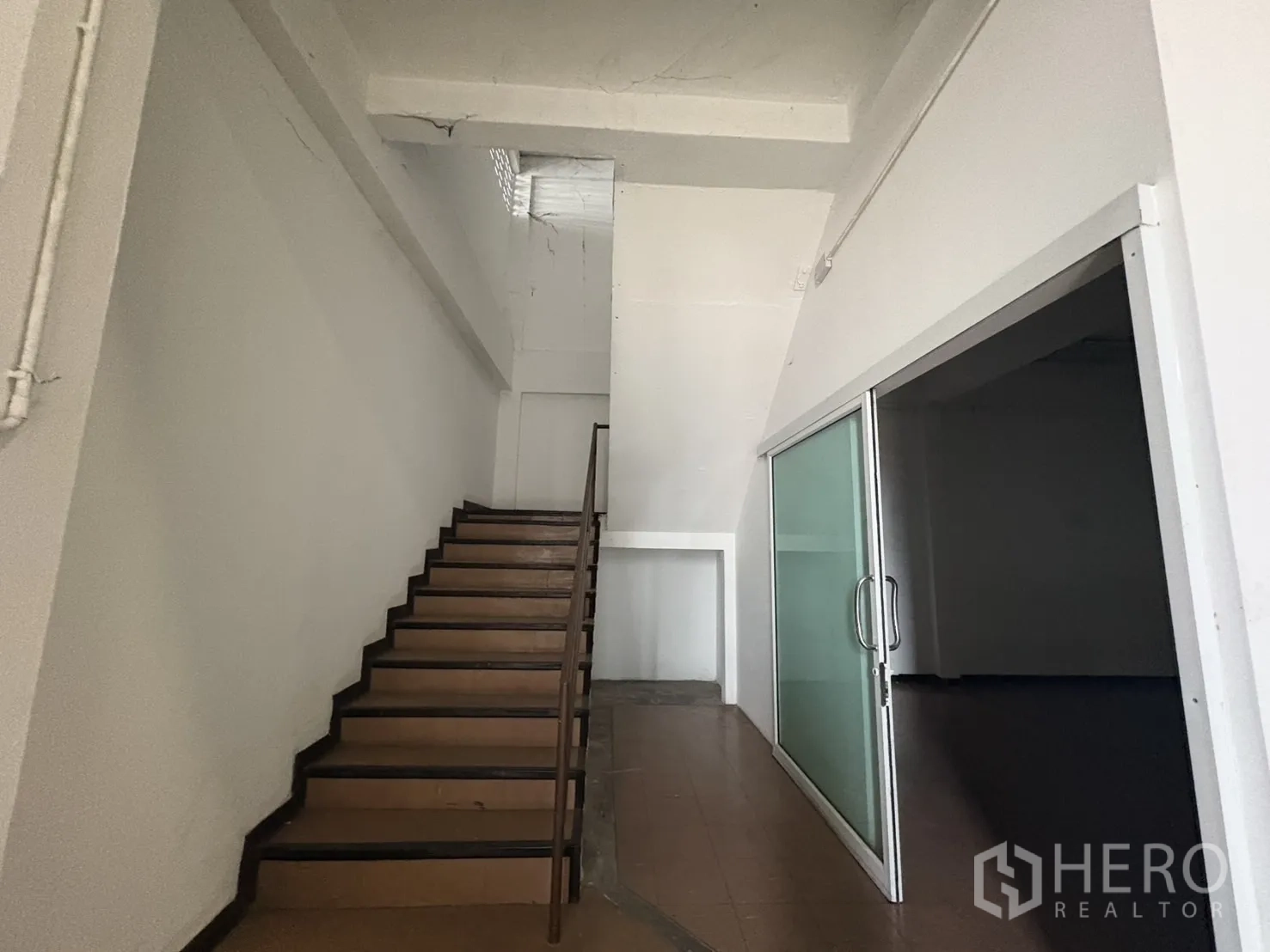 货栈 出租在Bang Phli, Samut Prakan - 办公区入口旁的楼梯与磨砂玻璃推拉门