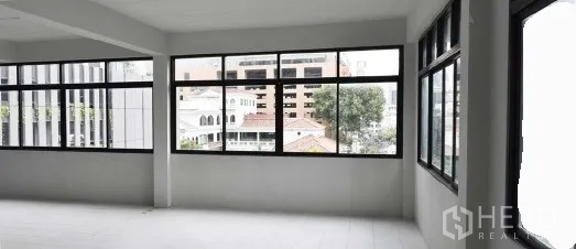 店屋 出租在Watthana, Bangkok - 上层通过黑框窗欣赏城市景观。