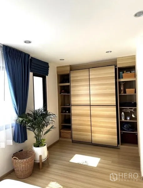 Townhouse for rent in Suan Luang, Bangkok - Bright room with custom built-in sliding wardrobe and wood floors.