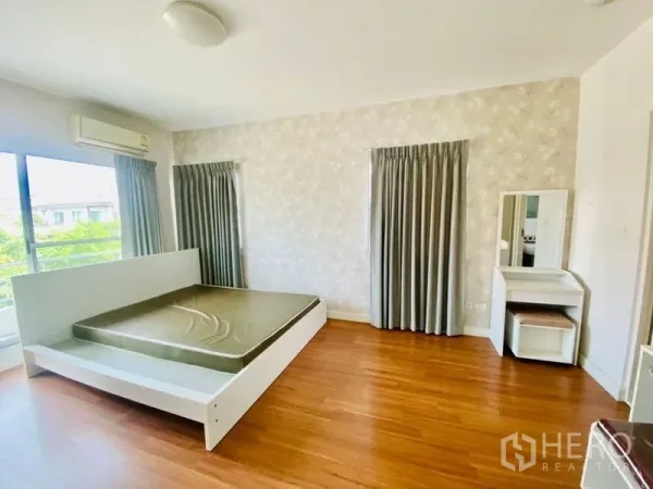 Detached House for rent - Spacious master bedroom with wood floors, large windows and balcony access.