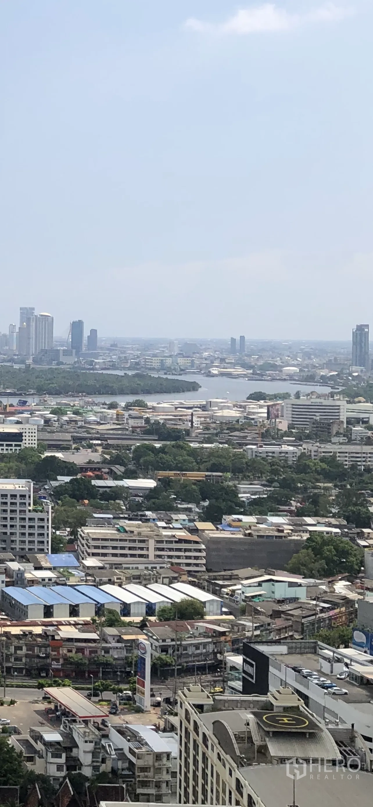 Condominium for rent in Khlong Toei, Bangkok - High-floor view of Bangkok city and river from the condo.