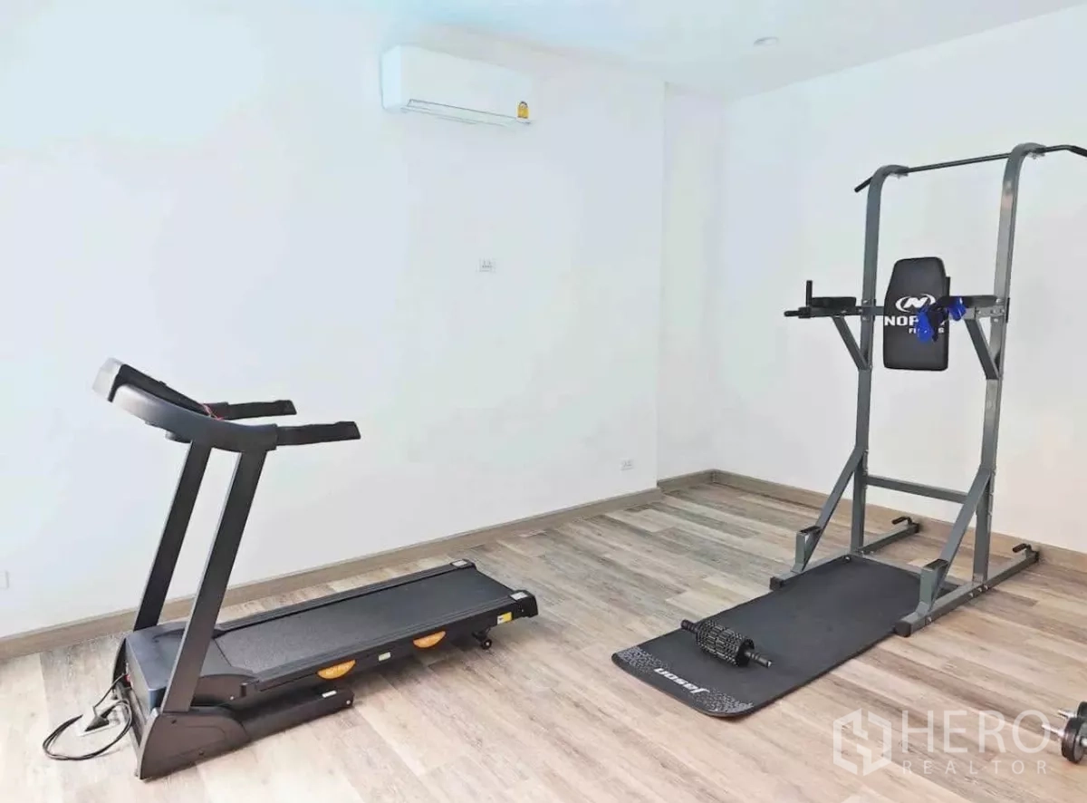 Detached House for rent in Phaya Thai, Bangkok - Private home gym with treadmill, power tower and laminate flooring.
