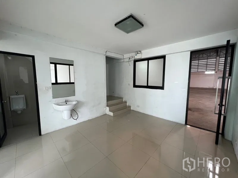Warehouse for rent in Bang Phli, Samut Prakan - Ground-floor office with sink, restroom access and door to the warehouse.