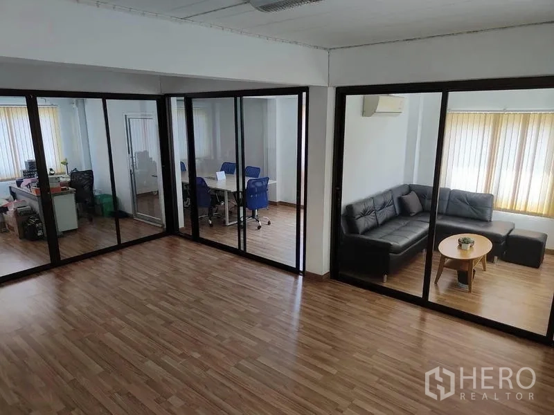 Factory for sale in Sai Noi, Nonthaburi - Meeting room and lounge behind glass walls inside the factory office.