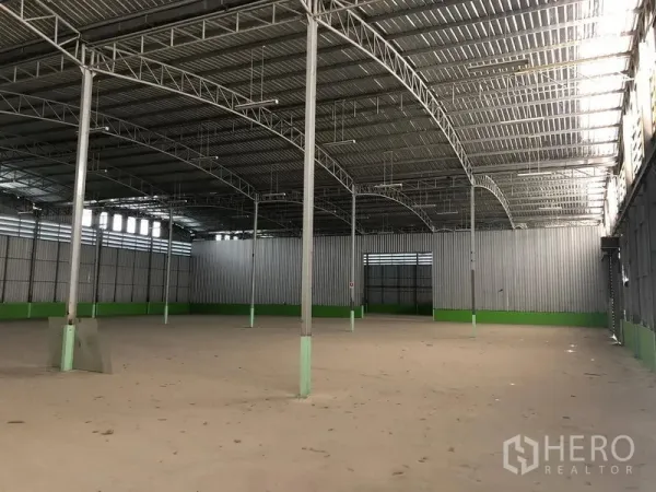 Warehouse for rent in Lat Krabang, Bangkok - Deep-span warehouse interior featuring metal roof structure, concrete floor and ventilated side panels.