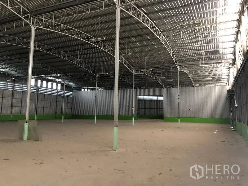 Warehouse for rent in Lat Krabang, Bangkok - Deep-span warehouse interior featuring metal roof structure, concrete floor and ventilated side panels.