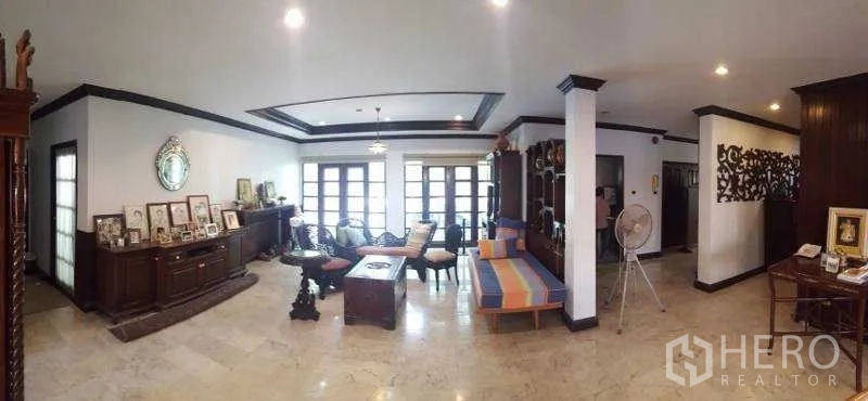Detached House for rent in Bang Phli, Samut Prakan - Spacious open-plan living area with marble flooring and built-in cabinetry.