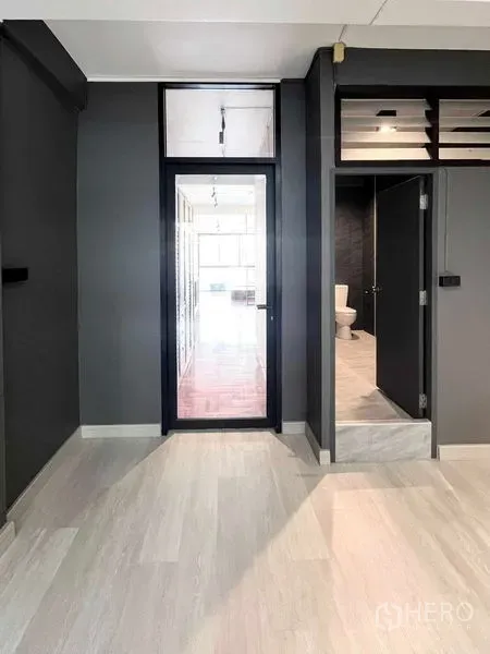 Home Office for rent in Khlong Toei, Bangkok - Private room with dark finishes, glass door and an ensuite bathroom.