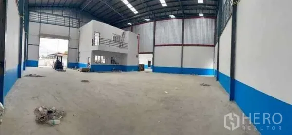 货栈 出租在Bang Phli, Samut Prakan - 宽敞仓库大厅，层高高，带天窗和宽幅卷闸入口。