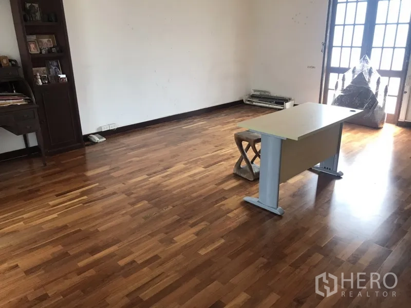 带办公室的家 出租在Khlong Toei, Bangkok - 宽敞房间，抛光木地板，一张书桌和法式玻璃门引入自然光