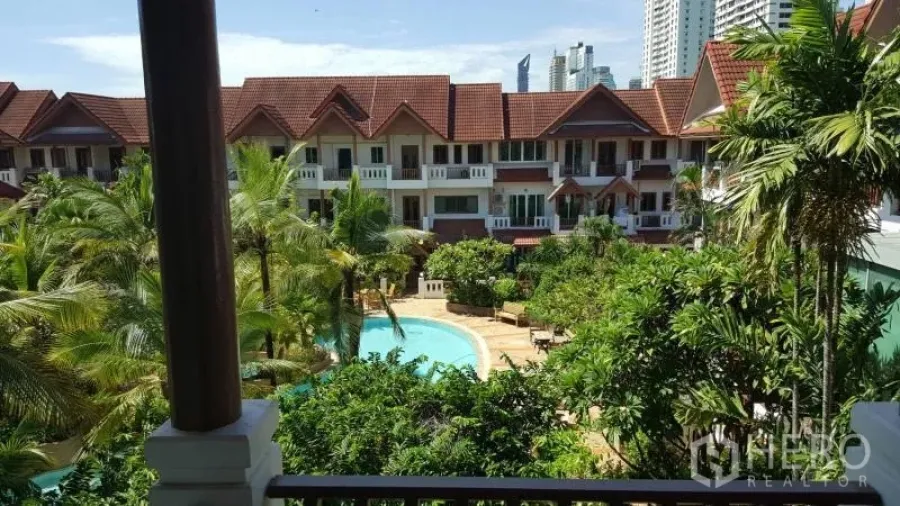 Townhouse for rent or sale in Watthana, Bangkok - Resort-style townhouse compound in Thonglor with a central swimming pool and lush tropical gardens.