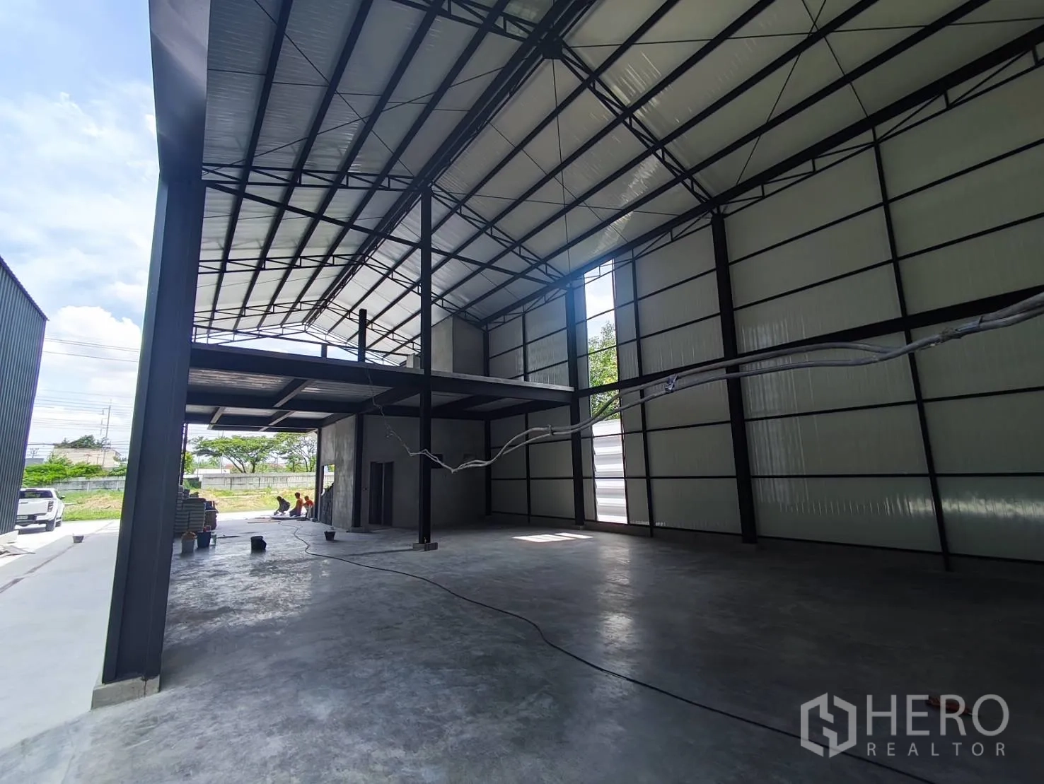 Warehouse for rent in Sai Mai, Bangkok - Warehouse interior with high clearance, steel structure, and a mezzanine platform.