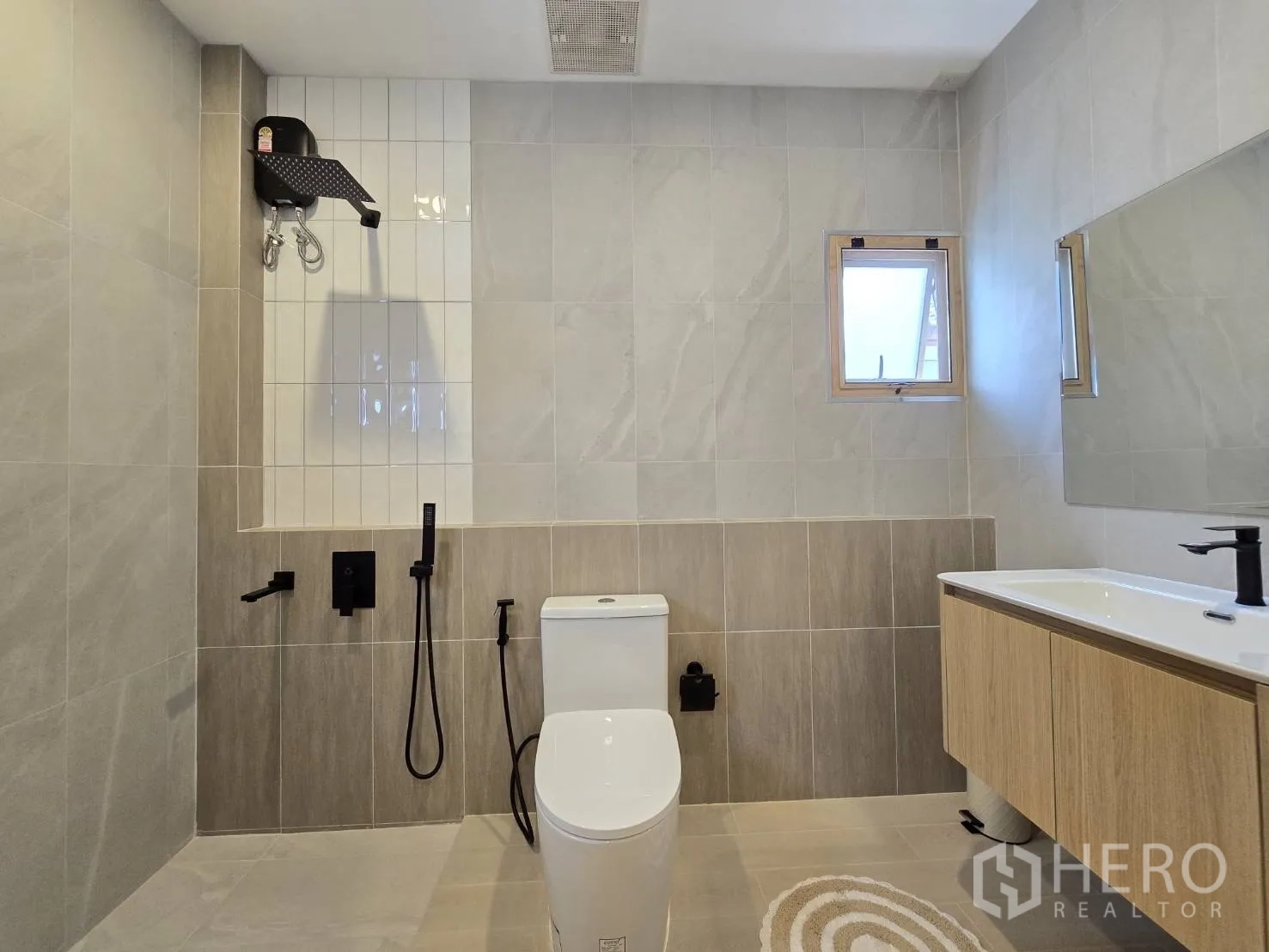 Detached House for sale in Suan Luang, Bangkok - Contemporary bathroom with walk-in shower, black fixtures and floating vanity.