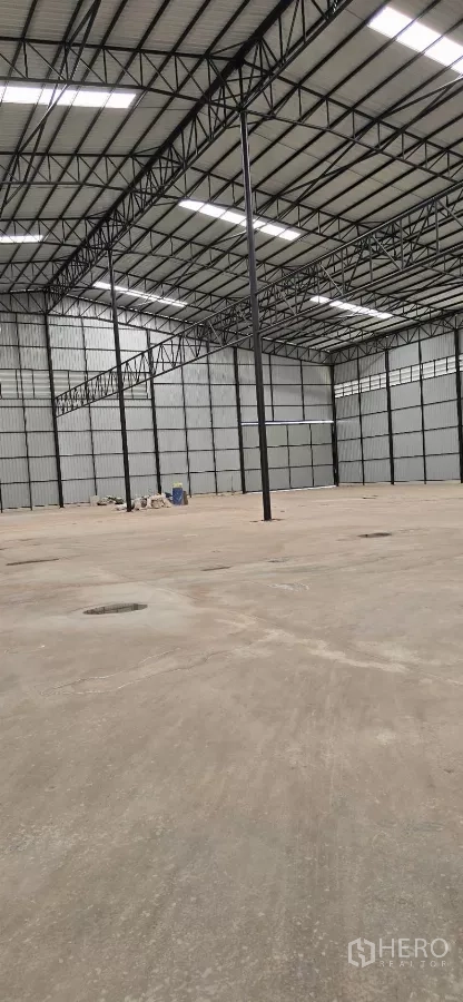 โรงงาน ให้เช่าในMueang Samut Sakhon, Samut Sakhon - พื้นที่คลังสินค้าช่วงเสายาว เสาเหล็กและไฟส่องสว่าง เหมาะผลิตหรือเก็บสินค้า