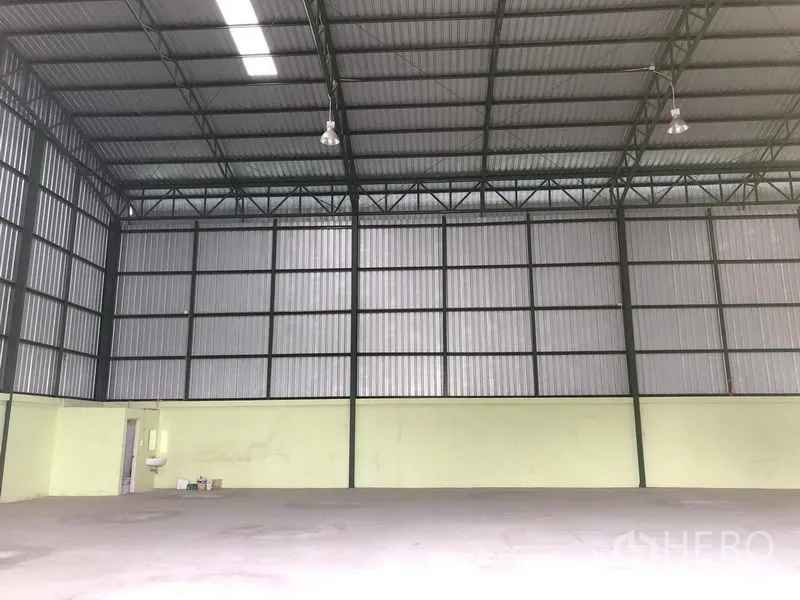 Warehouse for rent in Lat Krabang, Bangkok - Spacious warehouse interior with high steel truss ceiling, skylight strip, and smooth concrete floor.