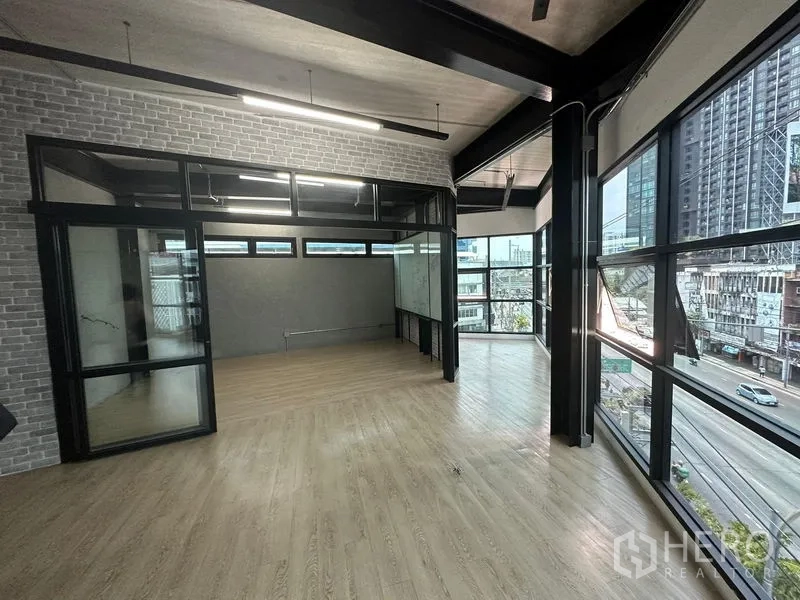 Office Space for rent in Chatuchak, Bangkok - Office corner showing glass meeting room and panoramic windows over Chatuchak.