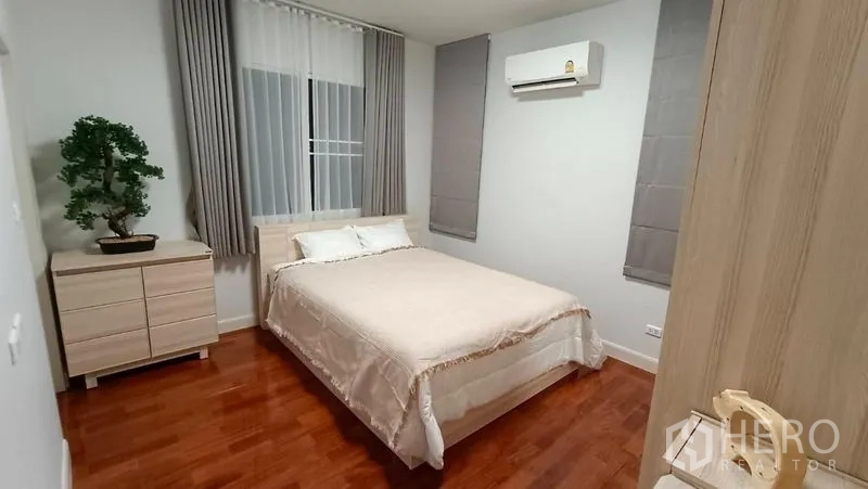 Detached House for rent in Prawet, Bangkok - Guest bedroom with double bed, chest of drawers and air conditioner.