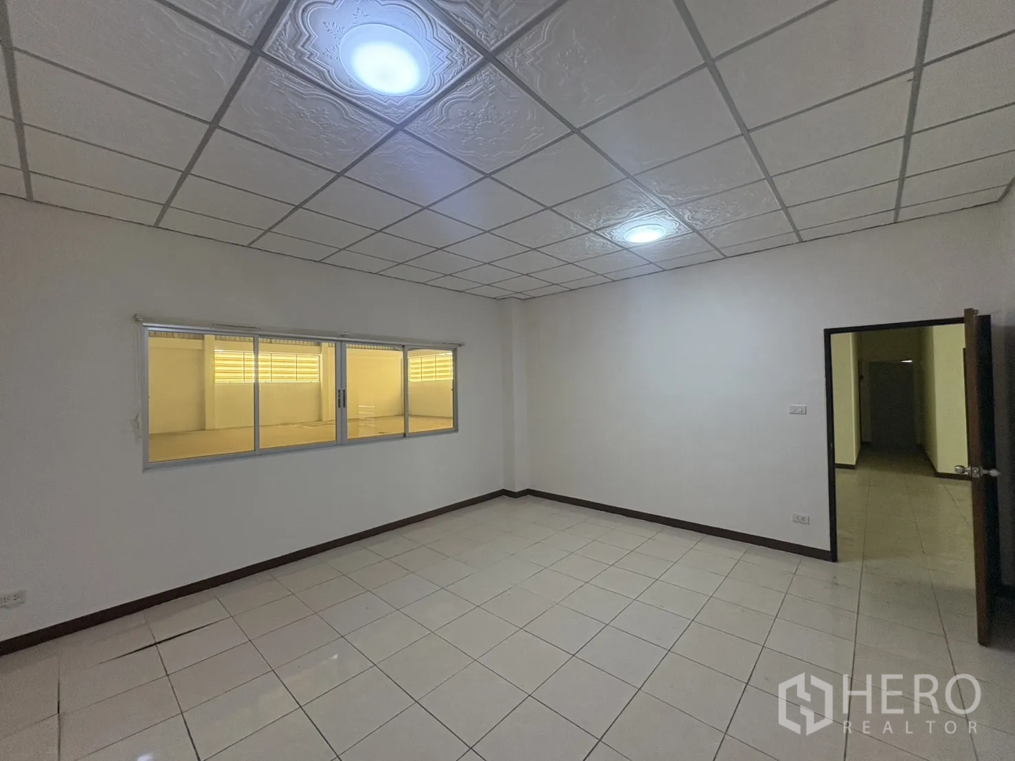 Warehouse for rent in Bang Phli, Samut Prakan - Meeting or supervisor room overlooking warehouse through interior windows.