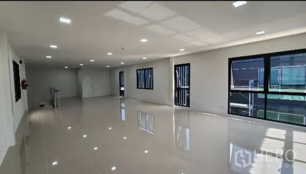工厂 出租在Bang Bo, Samut Prakan - 楼上宽敞办公室，亮面地砖与大窗户
