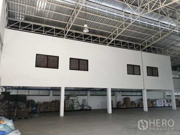 工厂 出租或出售在Lat Lum Kaeo, Pathum Thani - 仓库内的夹层办公室，挑高空间与通风窗。
